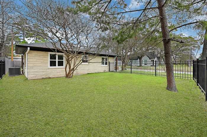 photo 2: 423 Fairbanks Street, Houston TX 77009