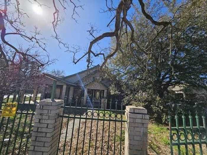 photo 1: 302 W 23rd Street, Houston TX 77008