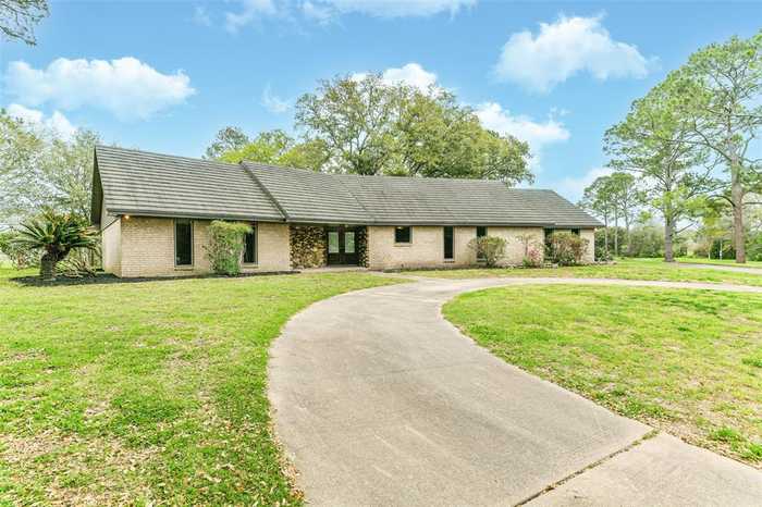 photo 2: 407 Karlis Drive, Alvin TX 77511