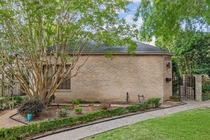 photo 2: 2727 Essex Terrace, Houston TX 77027