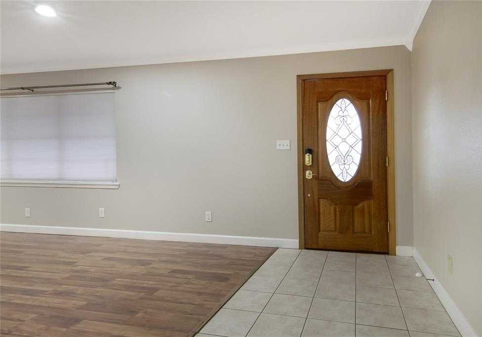 photo 3: 400 W Oak Street, Highlands TX 77562