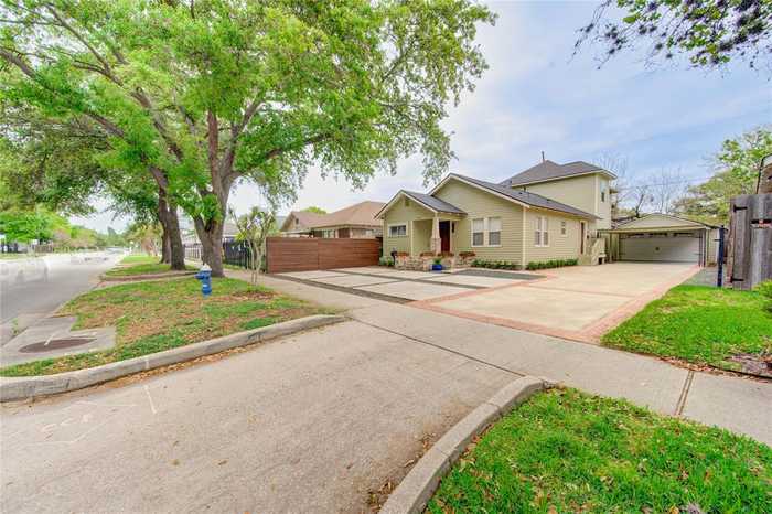 photo 2: 1418 Studewood Street, Houston TX 77008