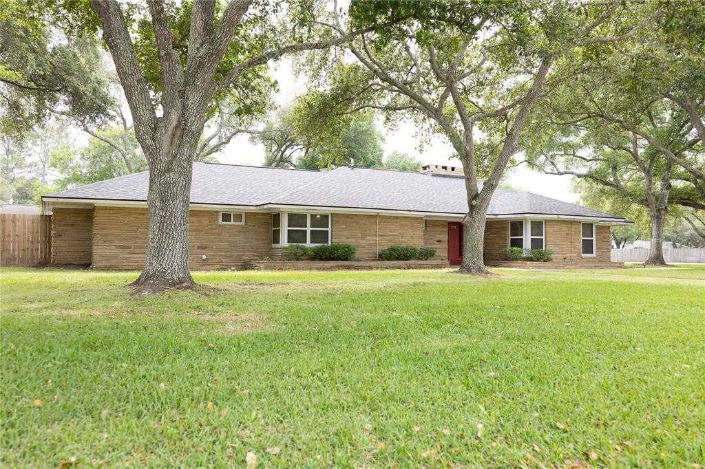 photo 2: 711 W Norris Street, El Campo TX 77437