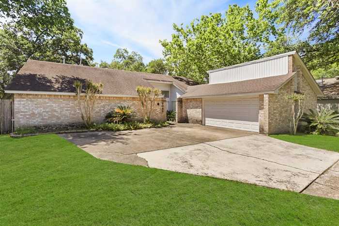 photo 2: 9045 Larston Street, Spring Valley Village TX 77055