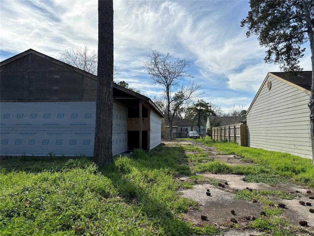 photo 2: 682 E Lavaca Street, Beaumont TX 77705