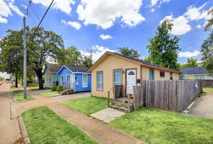 photo 2: 2611 N Durham St, Houston TX 77008