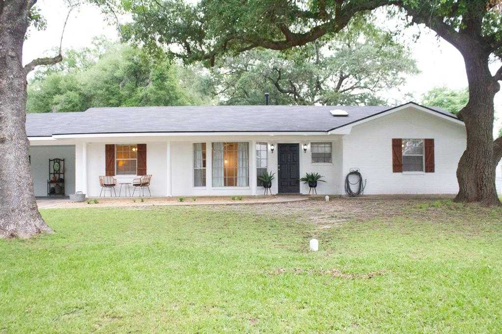 photo 1: 1109 S State Street, Madisonville TX 77864