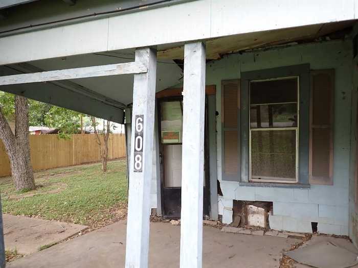 photo 2: 608 S East Avenue, Wharton TX 77488