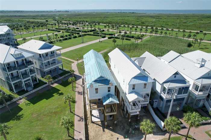 photo 2: 2604 E Seaside Drive, Galveston TX 77550