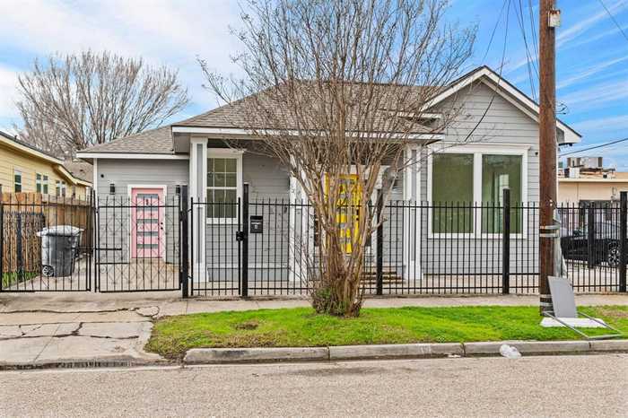 photo 1: 2121 Common Street, Houston TX 77009