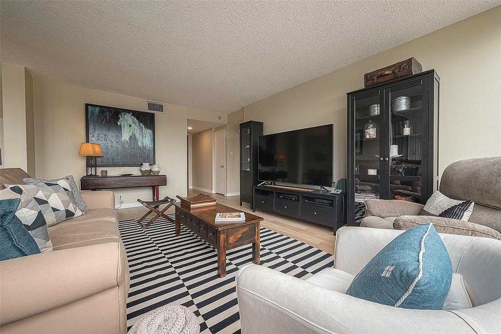 photo 2: 5001 Woodway Drive Unit 303, Houston TX 77056