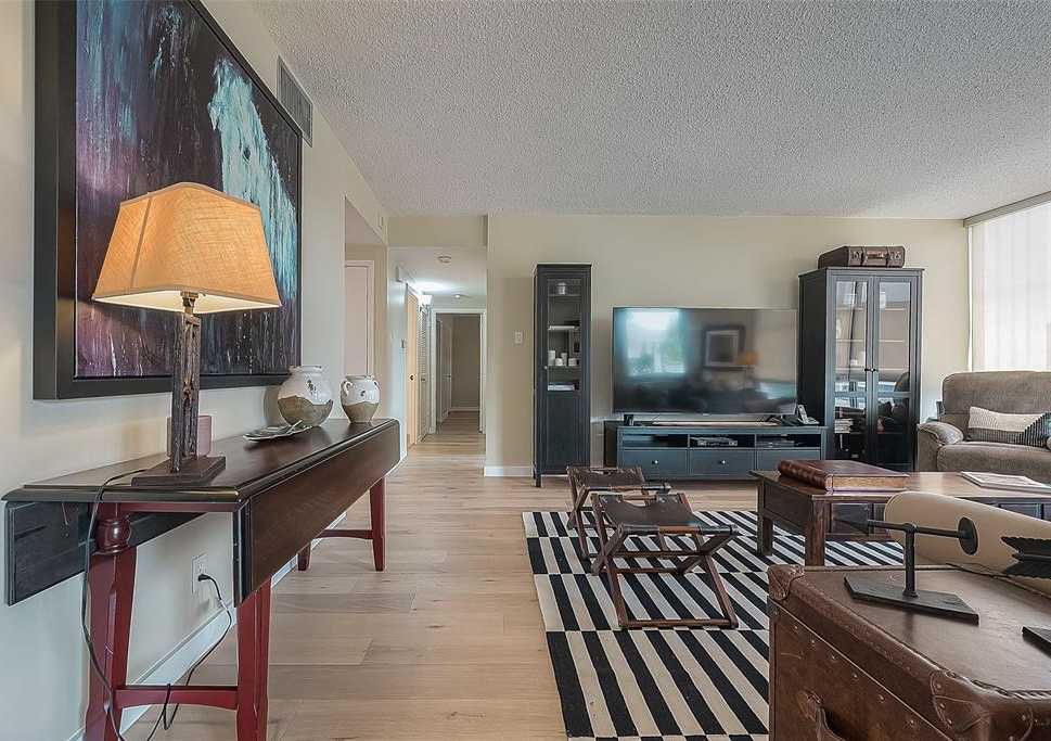 photo 3: 5001 Woodway Drive Unit 303, Houston TX 77056