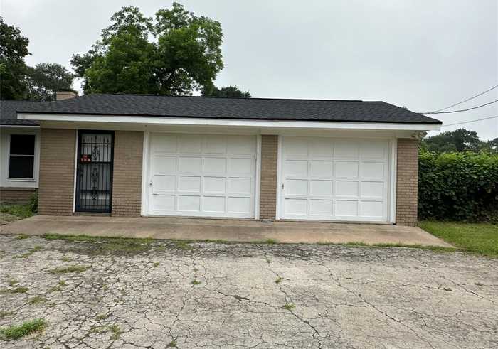 photo 2: 401 E Harbert Avenue, Eagle Lake TX 77434