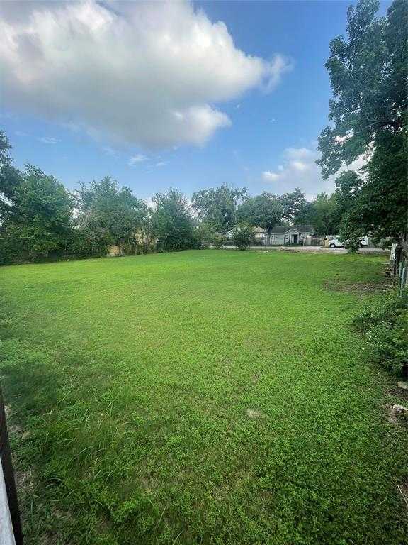 photo 1: 113 Amundsen Street, Houston TX 77009