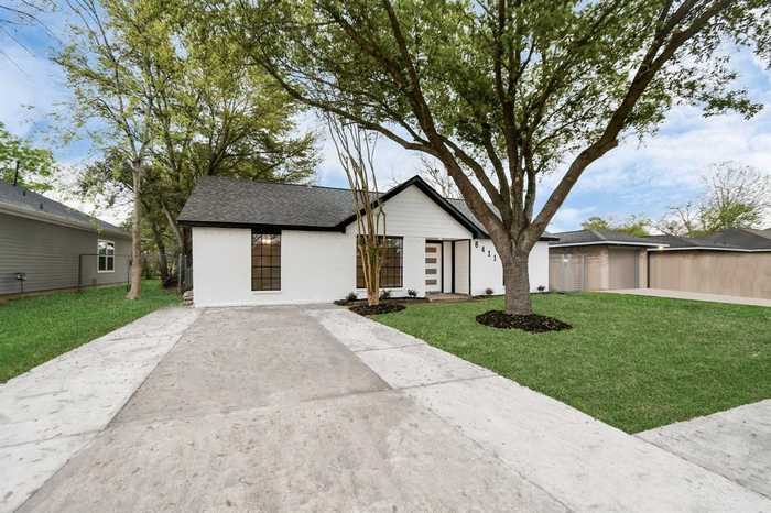 photo 2: 6411 Hollow Oaks Drive, Houston TX 77050