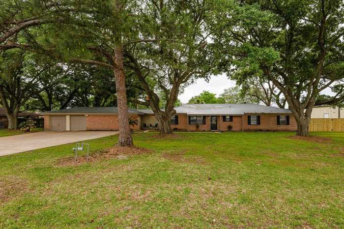 photo 1: 150 County Road 146, Alvin TX 77511