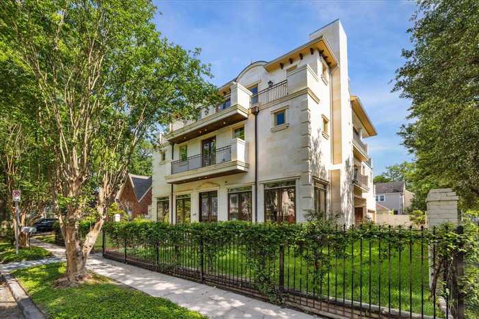 photo 2: 2247 Bartlett Street, Houston TX 77098