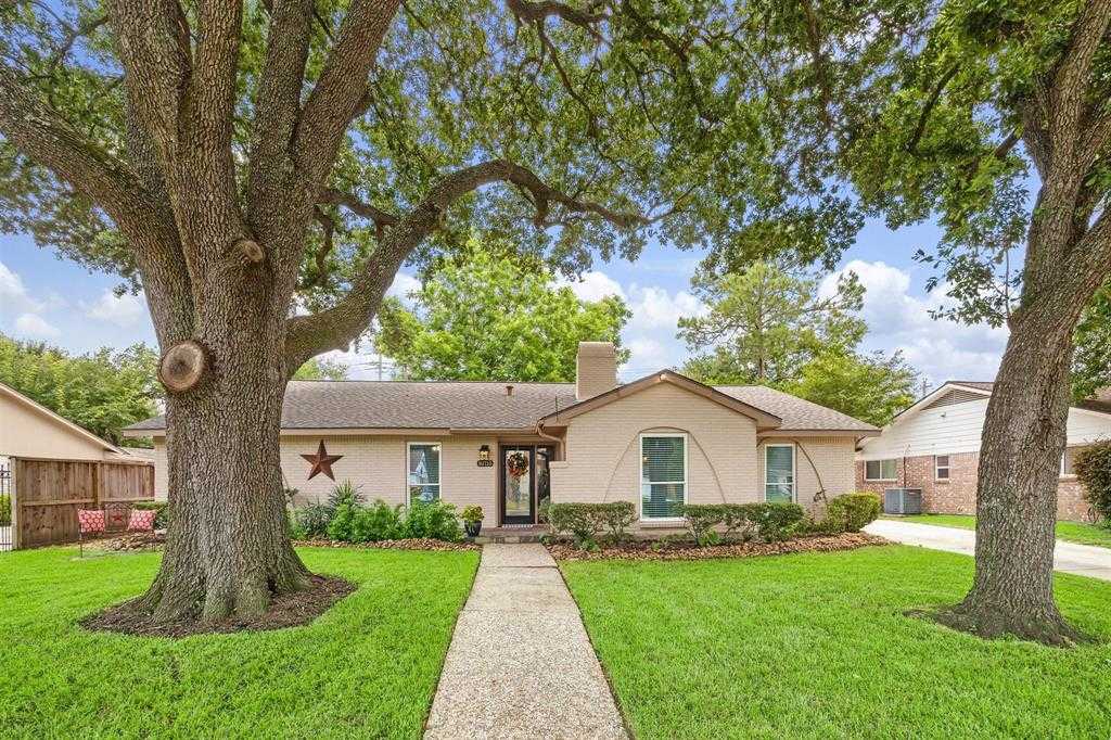 photo 1: 10715 Cedar Creek Drive, Houston TX 77042