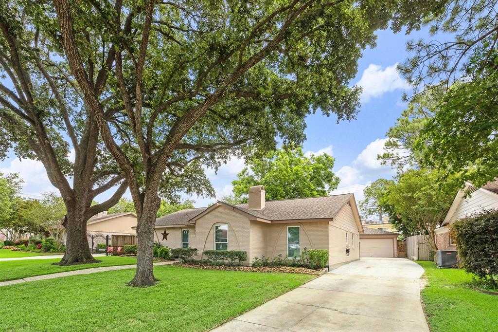 photo 2: 10715 Cedar Creek Drive, Houston TX 77042