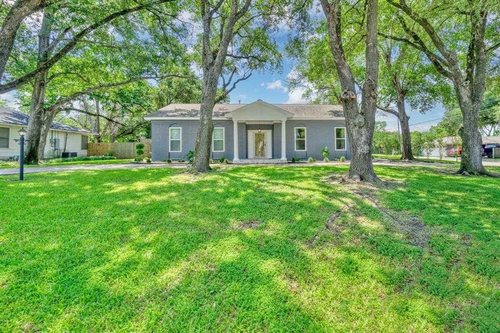 photo 1: 1002 E Main Street, Madisonville TX 77864