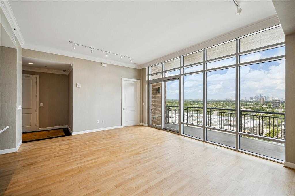 photo 2: 2207 Bancroft St Street Unit 1605, Houston TX 77027