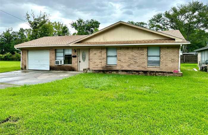 photo 1: 880 N 3rd Street, Silsbee TX 77656