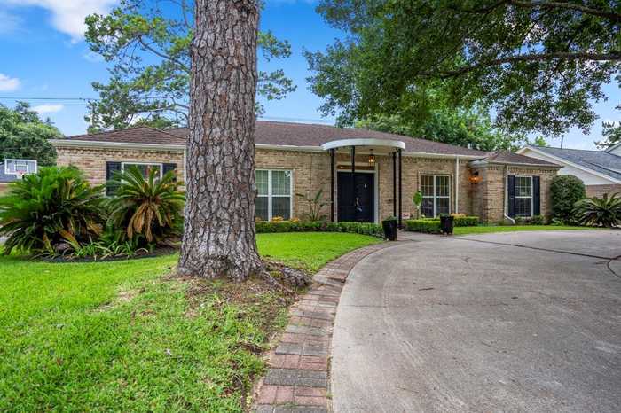 photo 2: 10031 Briar Forest Drive, Houston TX 77042