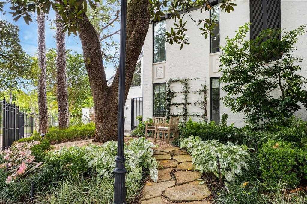 photo 1: 10 S Briar Hollow Lane Unit 87, Houston TX 77027