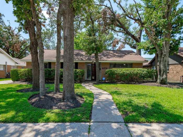 photo 1: 2214 Droxford Drive, Houston TX 77008