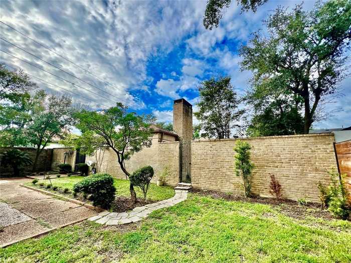 photo 2: 5610 Woodway Drive, Houston TX 77056