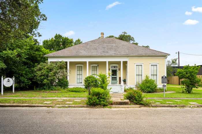 photo 2: 1118 Prairie Street, Columbus TX 78934