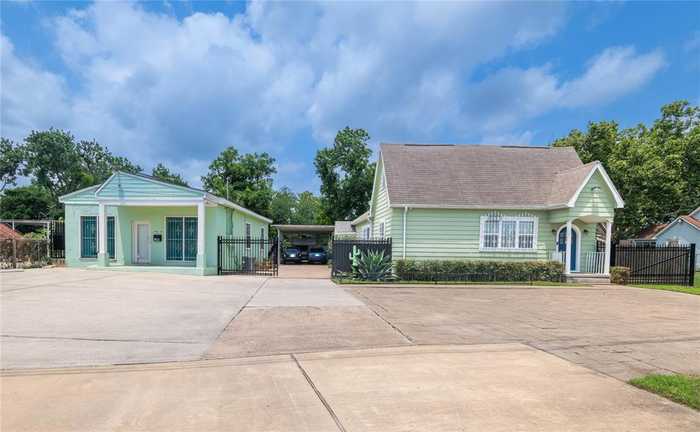 photo 2: 9821 Fulton Street, Houston TX 77076