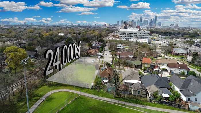 photo 1: 4720 Capitol Street, Houston TX 77011