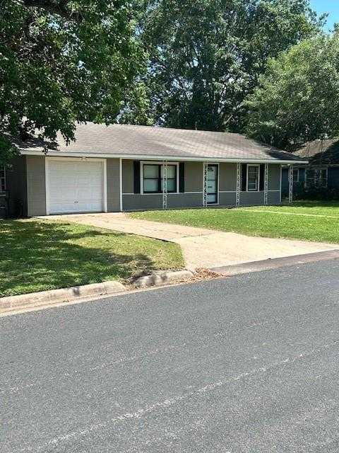 photo 1: 706 Avenue I, El Campo TX 77437