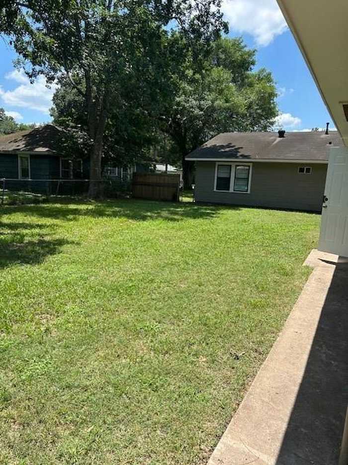 photo 2: 706 Avenue I, El Campo TX 77437