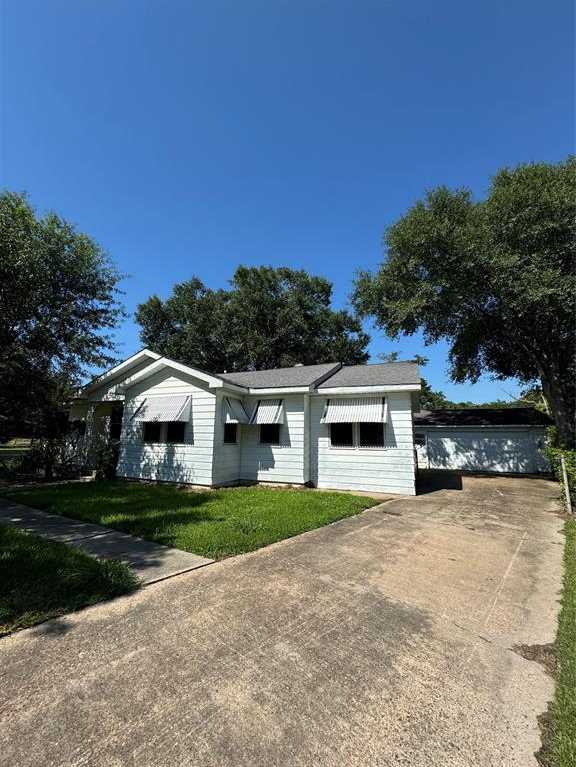 photo 1: 407 Pampa Street, Orange TX 77630