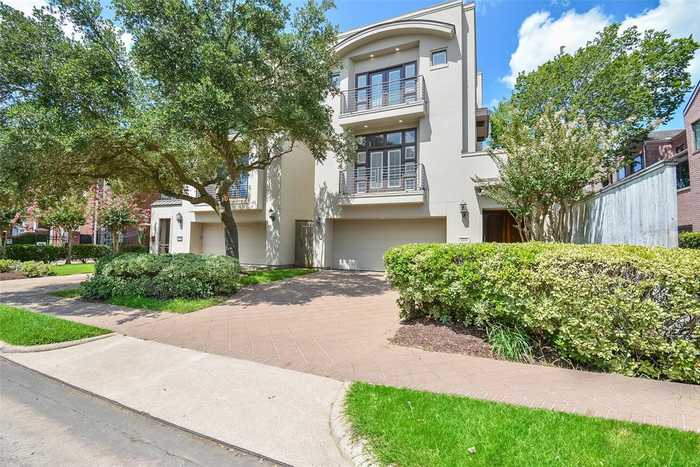 photo 1: 2218 Nantucket Drive, Houston TX 77057