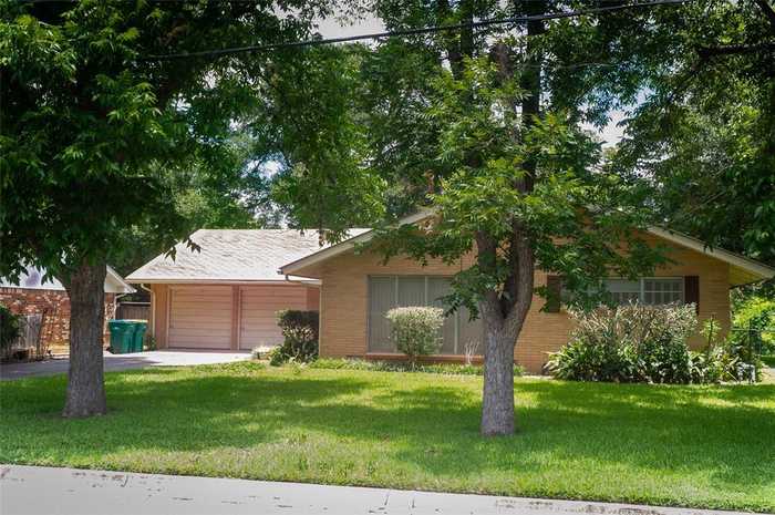 photo 2: 639 S Washington Street, La Grange TX 78945