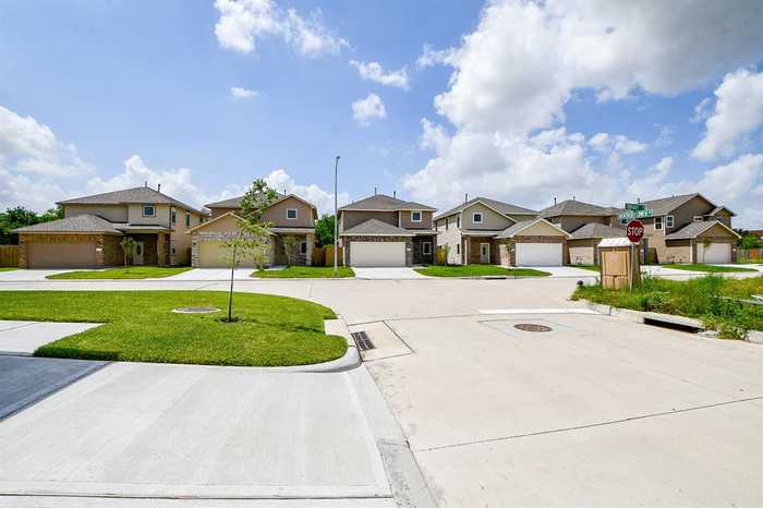 photo 2: 2807 Topiary Lane, Houston TX 77014