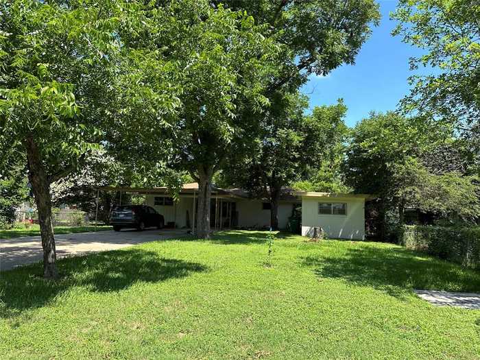 photo 2: 326 E Live Oak Street, La Grange TX 78945