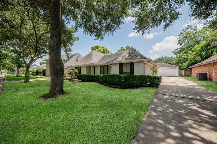 photo 2: 14819 Delbarton Drive, Houston TX 77083