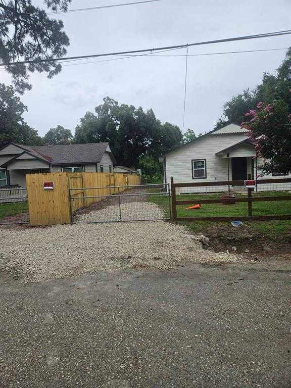 photo 3: 905 San Jacinto Street, Highlands TX 77562