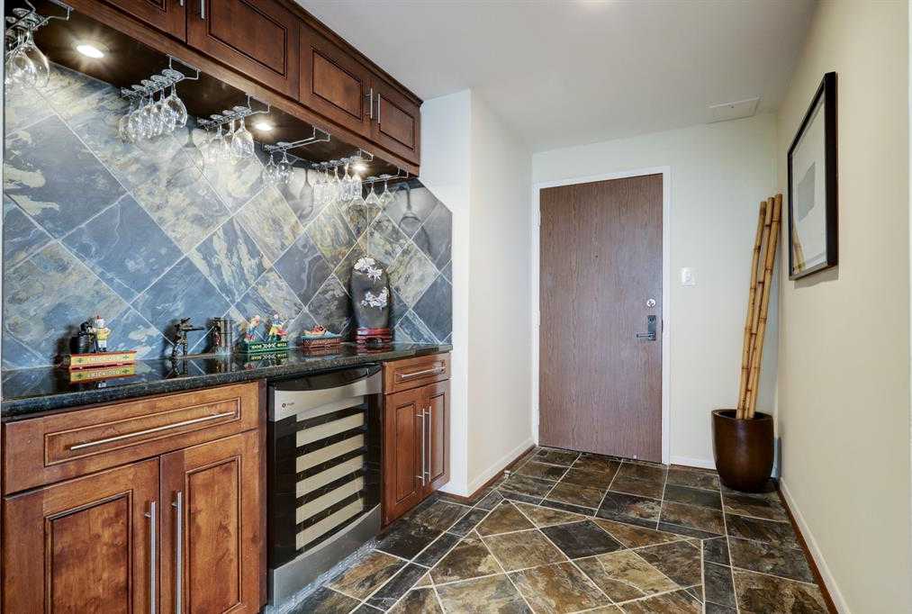 photo 1: 49 Briar Hollow Lane Unit 1405, Houston TX 77027