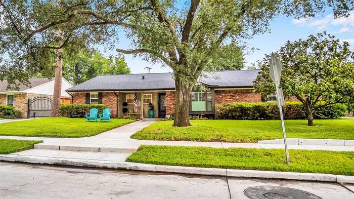 photo 2: 7723 Highmeadow Drive, Houston TX 77063