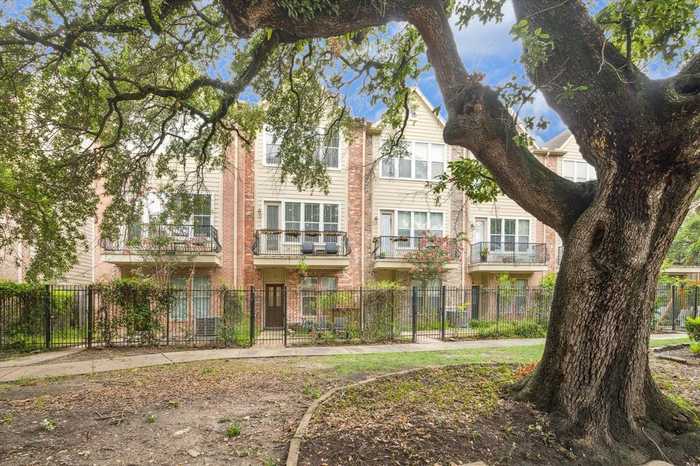 photo 2: 2902 Chenevert Street Unit B, Houston TX 77004