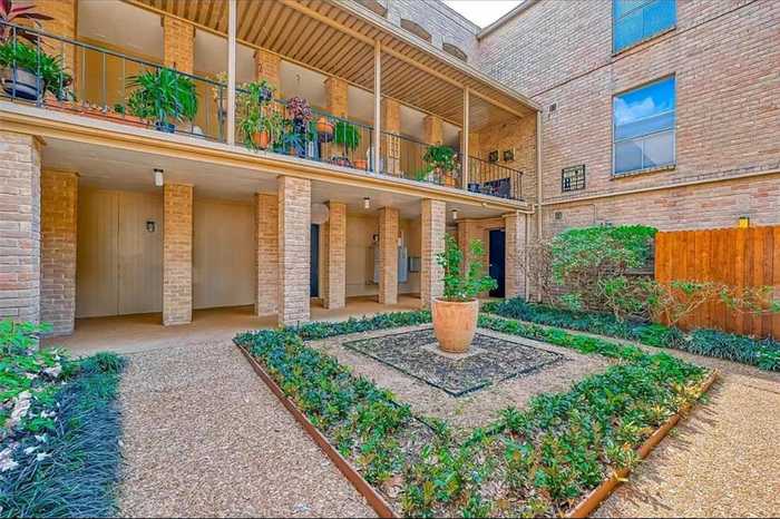 photo 2: 4633 Wild Indigo Street Unit 546, Houston TX 77027