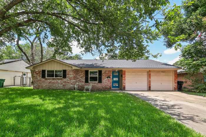 photo 2: 12322 Mullins Drive, Houston TX 77035