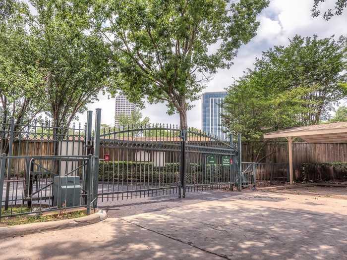 photo 2: 2100 Welch Street Unit C109, Houston TX 77019