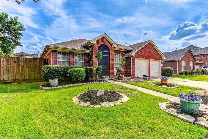 photo 2: 16127 April Ridge Drive, Houston TX 77083