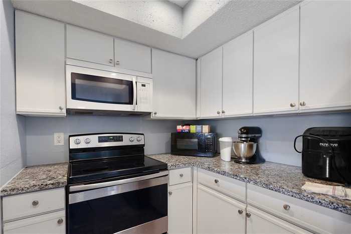 photo 2: 2830 S Bartell Drive Unit 210, Houston TX 77054